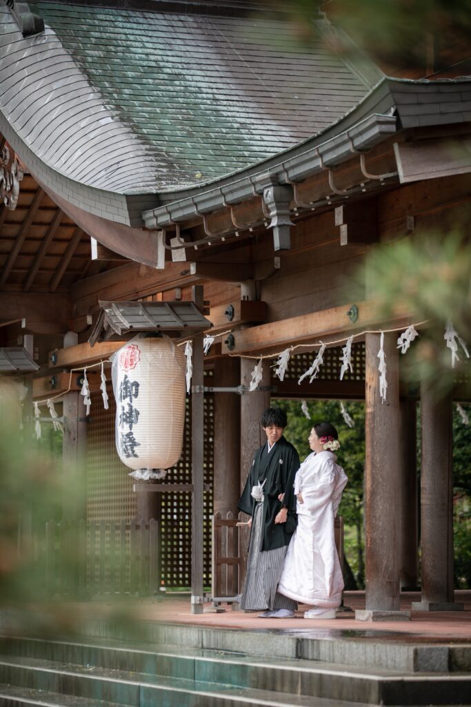 神社で結婚式撮影